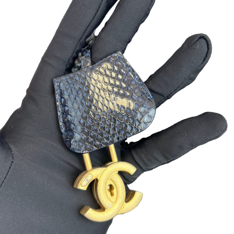 CHANEL, Accessories, Auth Chanel Gold Logo Dark Pink Tweed Fingerless  Glove