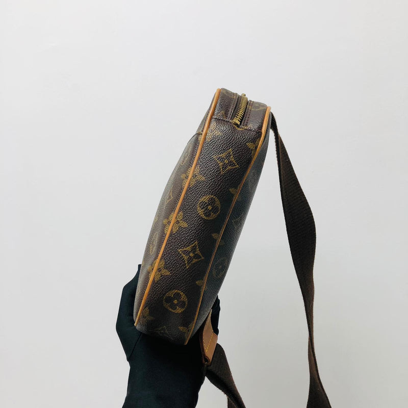 Louis Vuitton Monogram Canvas Pochette Gange Body Bag Belt Bag Fanny Pack  For Sale at 1stDibs  lv pochette gange, louis vuitton monogram canvas  pochette gange crossbody waist pouch bag, lv gange