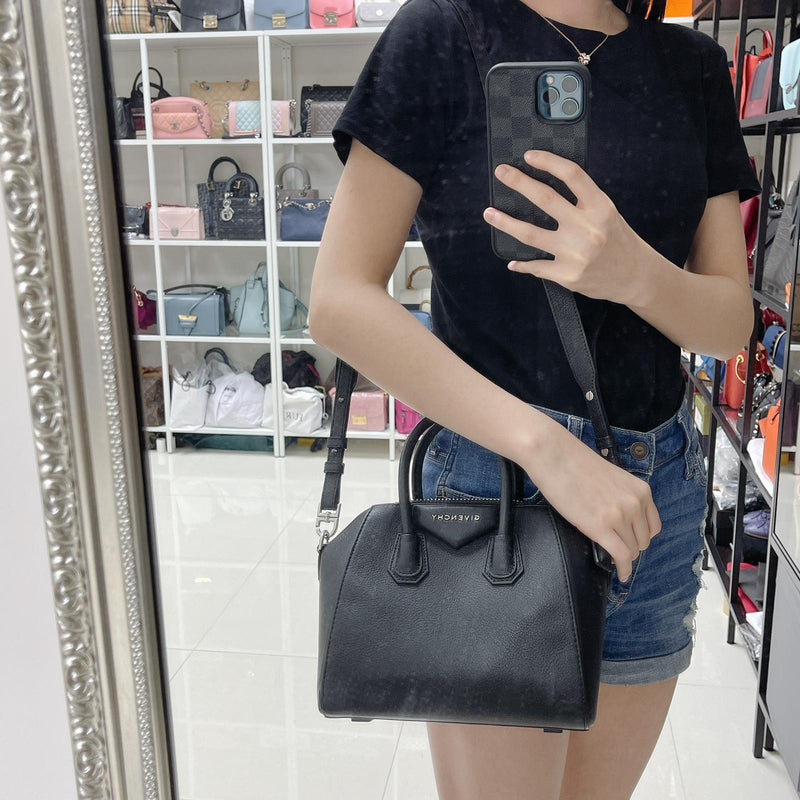 Mini Antigona Leather Shoulder Bag in Black - Givenchy