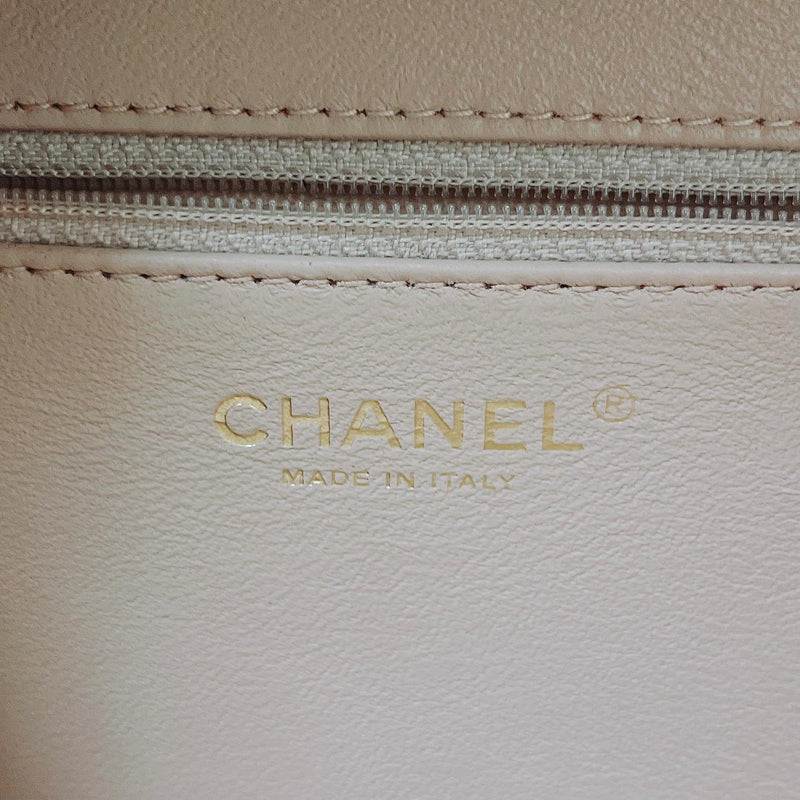 Chanel vanity case #chanel #chanelbeige #vanitycase #streetstyle
