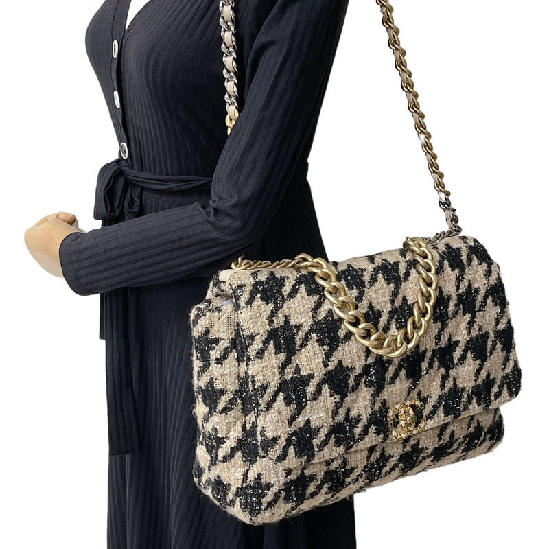 Chanel 2020 Tweed Maxi 19 Flap Bag - Black Shoulder Bags, Handbags -  CHA881567